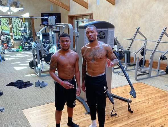 皇马公布欧冠战曼城大名单：姆巴佩带伤入围，一线队后卫仅4人在列（皇马欧冠对阵曼城名单出炉：姆巴佩带伤入选，一线队仅四名后卫可用）