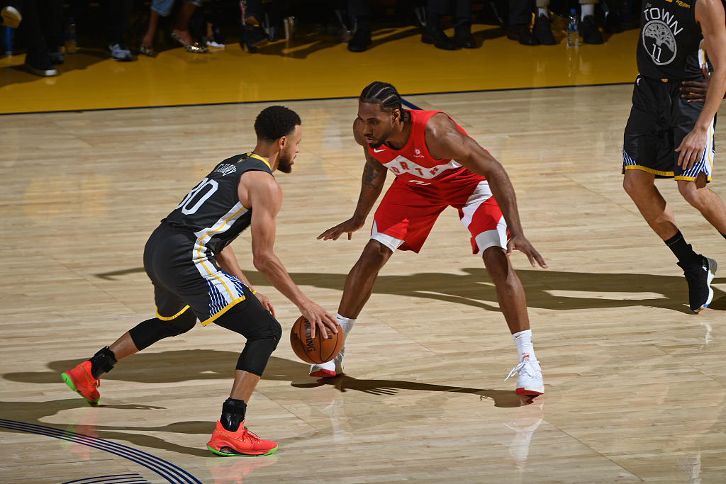 知名顾问：加拉塔萨雷签萨内是巨大成功；奥斯梅恩没解约条款（权威顾问：加拉塔萨雷引进萨内大获成功；奥斯梅恩合同无解约金条款）