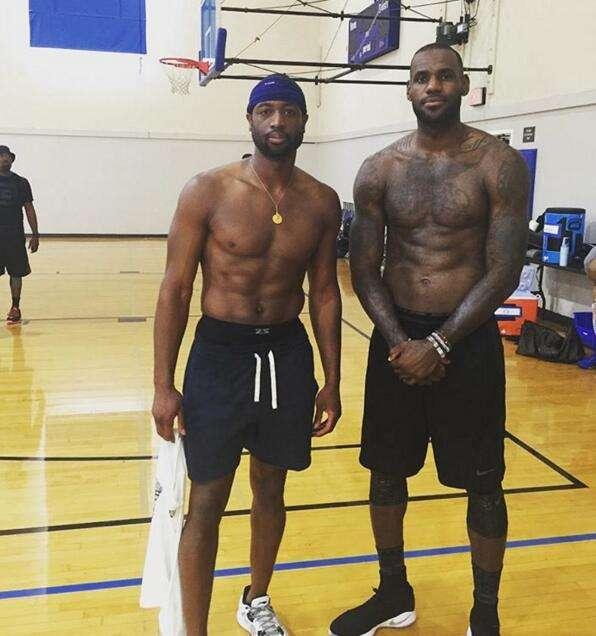 巴萨3比1马竞的第10分钟：球迷再次集体高喊梅西的名字！（巴萨3-1马竞进行至第10分钟，球迷再度齐声高喊梅西！）