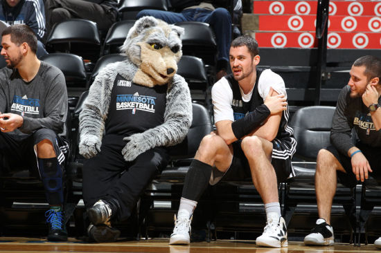 “小雪”节气将至，长春亚泰基地为天然草加盖第二层“棉被”（小雪将至，长春亚泰基地为天然草坪再盖一层“棉被”）